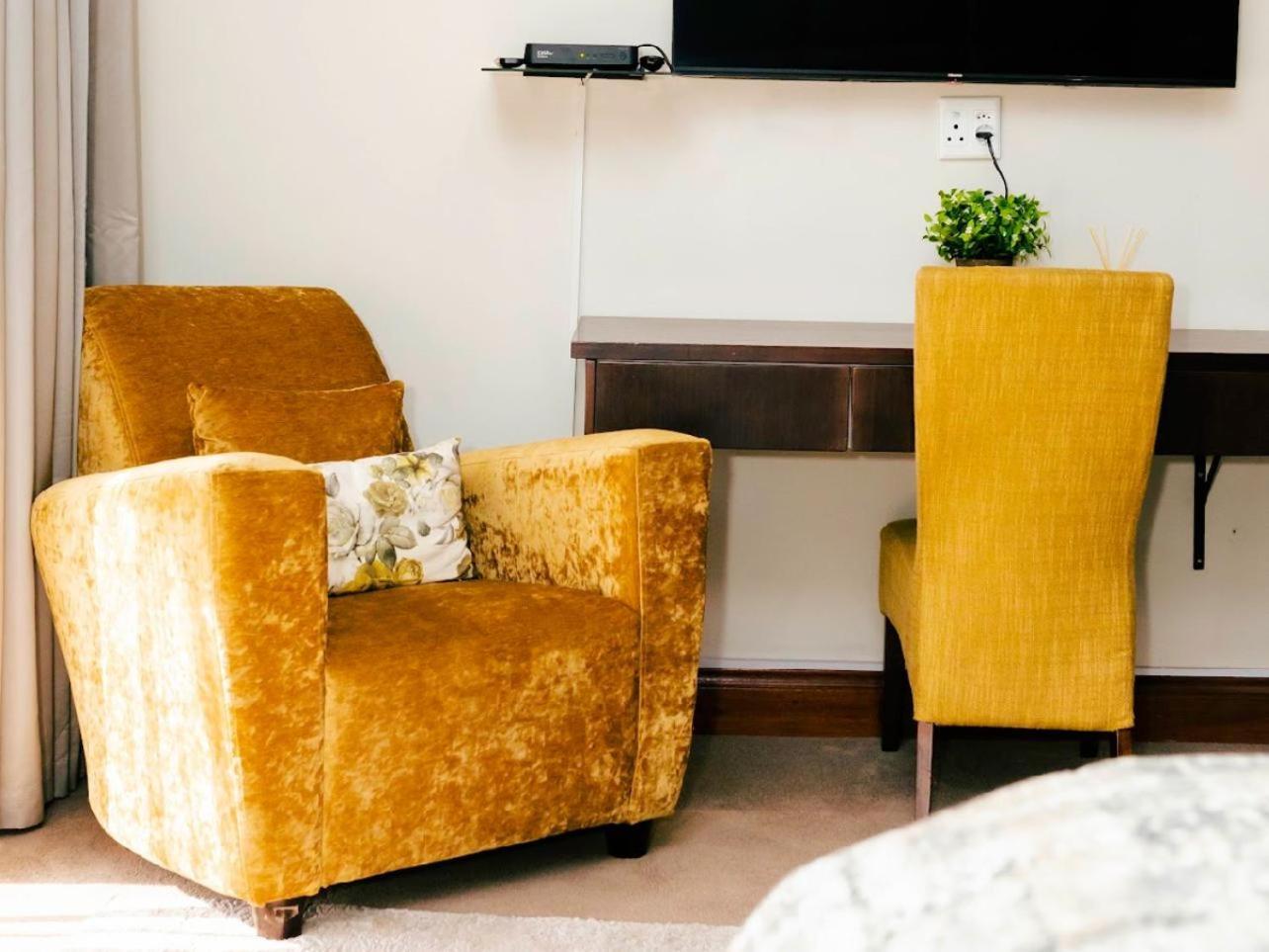 One O Eight Boutique Hotel Benoni Room photo